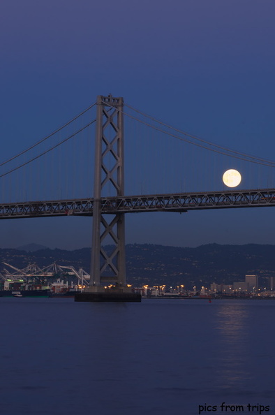 Bay Bridge _amp_ full moon2010d16c093.jpg